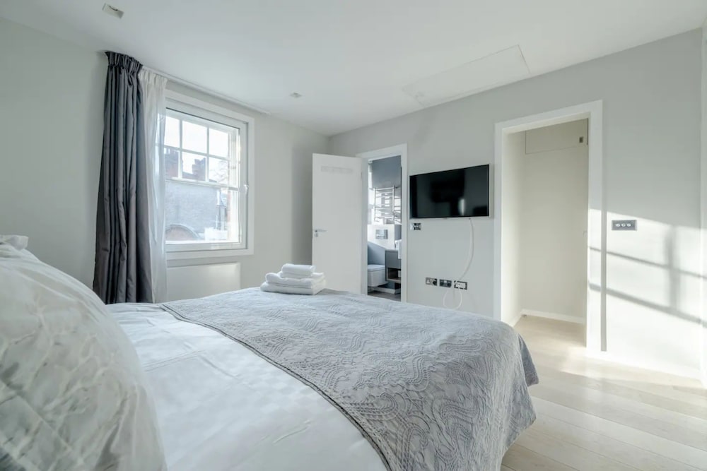 Modern and Luxurious 2 Bedroom Flat - Barons Court
