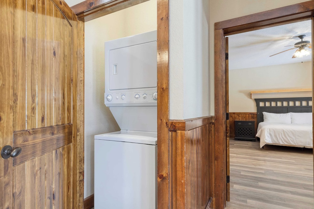 Luxury Cabin Sleeps 19 Game Room, Hot Tub Dollywood Alpine Mountain Lodge