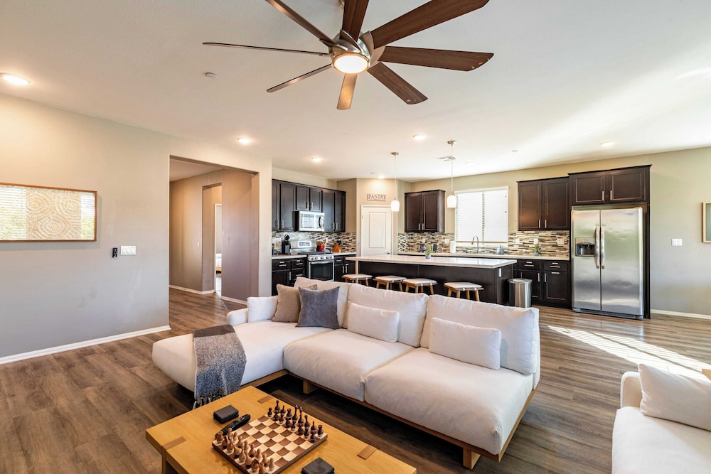 Luxe Indio Stay w/ Pool, Tiki Bar & Fire Pit Near Coachella Longfellow