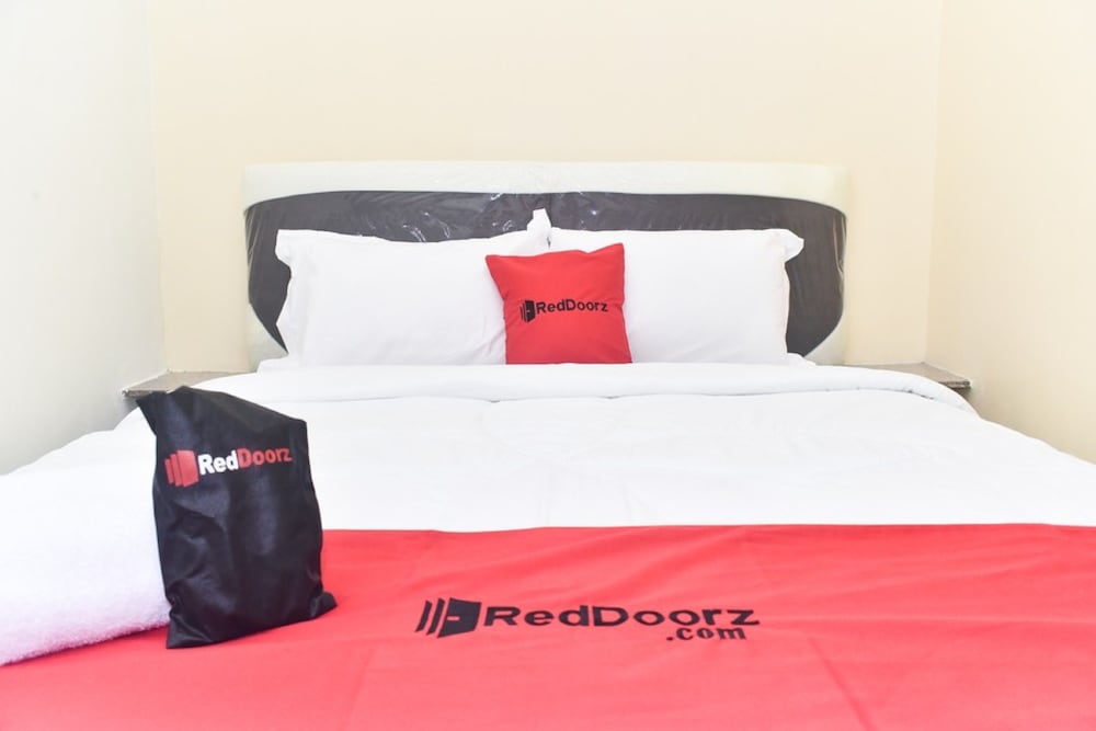 RedDoorz Syariah near Exit Tol Waru view 5