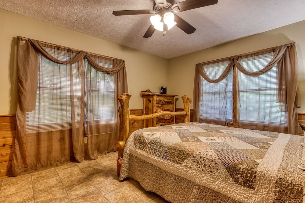 Er37 - Hi-bear-nate Great Location..close To Town 1 Bedroom Cabin by RedAwning view 3