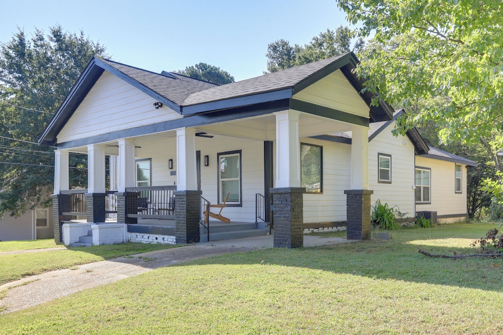 9 Mi to Dtwn Atl: Pet-friendly Apt w/ Yard