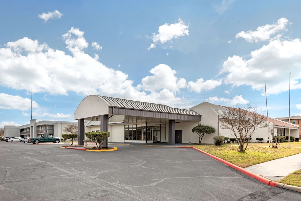 Gainesville Vacations - Suburban Studios Gainesville - Property Image 6