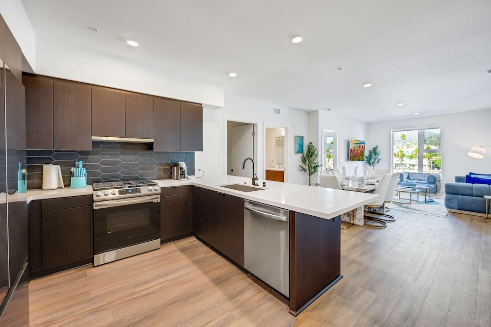 Luxury 3BR Hollywood Sign View by Oneluxstay