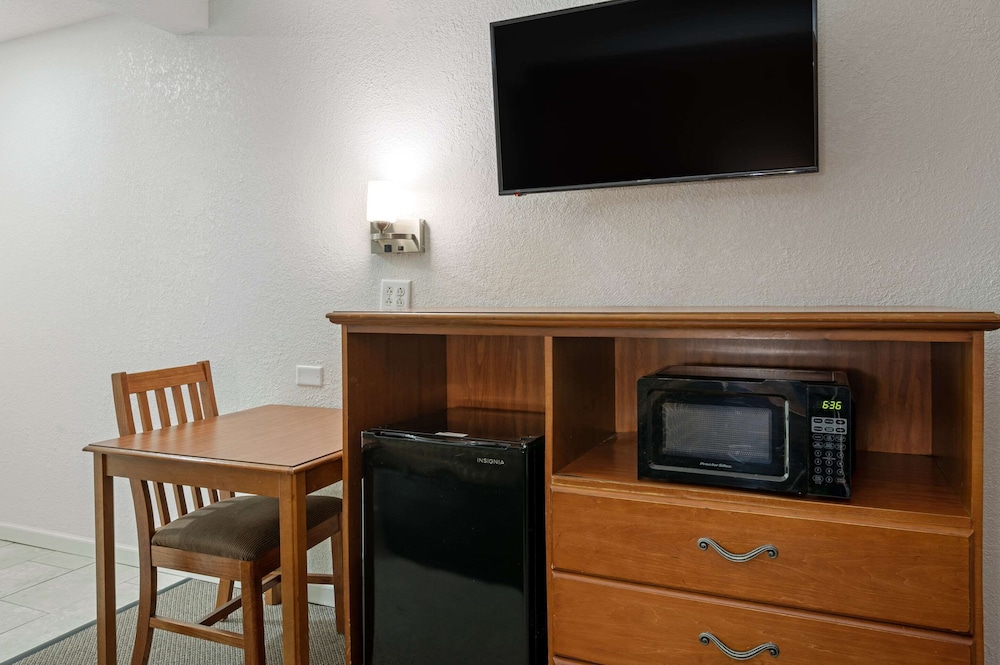 Rodeway Inn Terre Haute near University