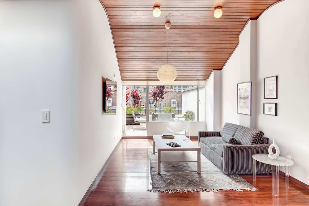 w Delightful 1BR With Terrace in Zona T