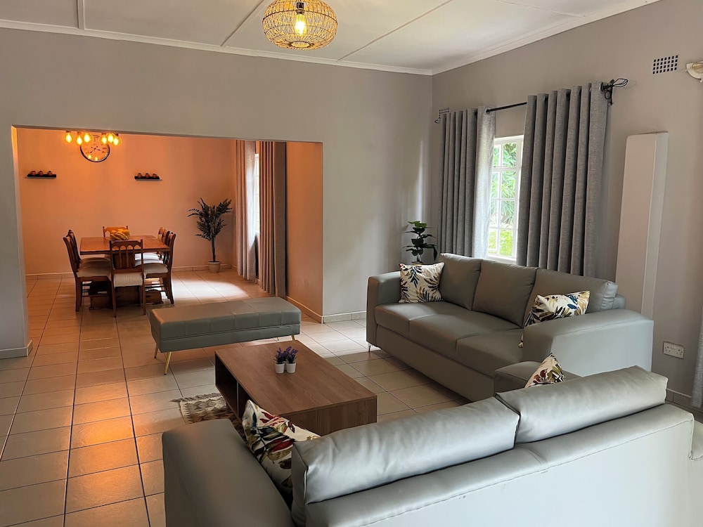 Hungwe House Victoria Falls