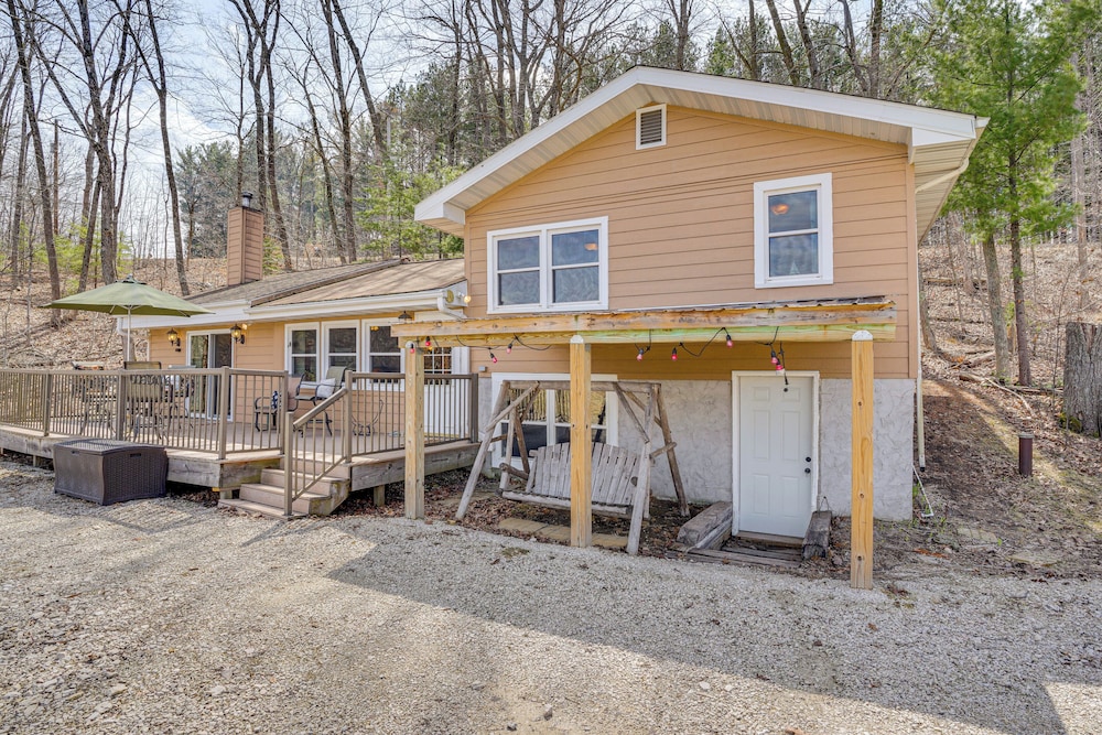 Near Hiking: Lakefront Getaway in Campbellsport!