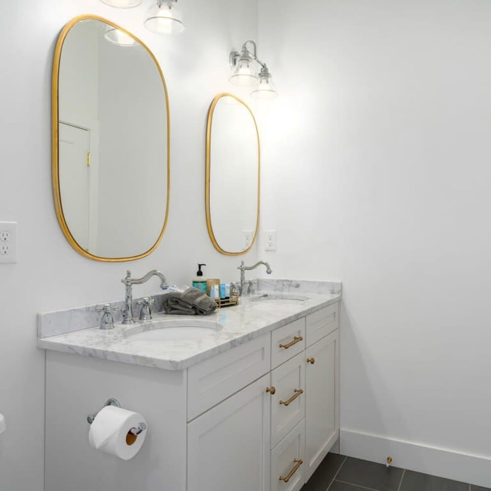Scenic Cityscape Retreat - Stylish 2BR Townhome view 3