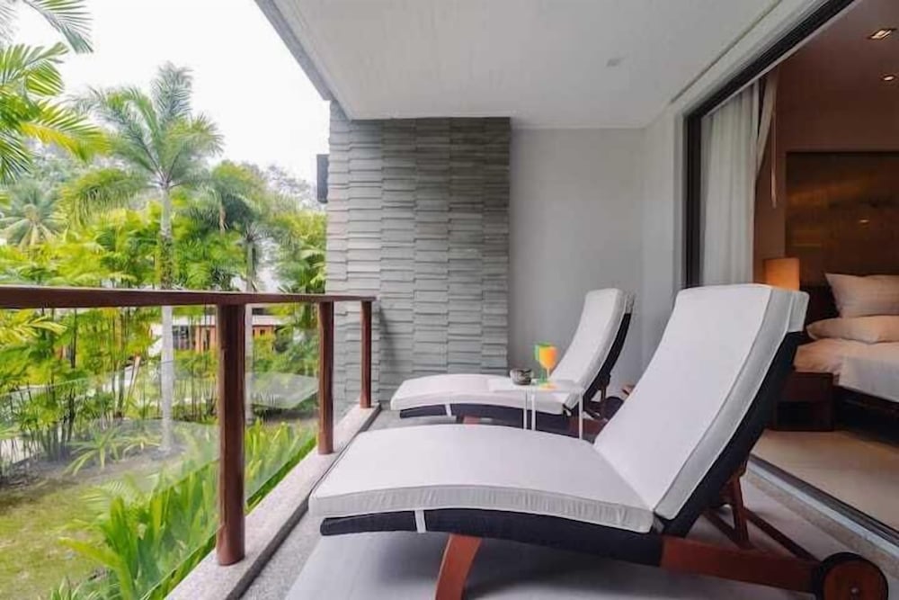Elegant Beachfront 3BR Condo at Pearl of Naithon