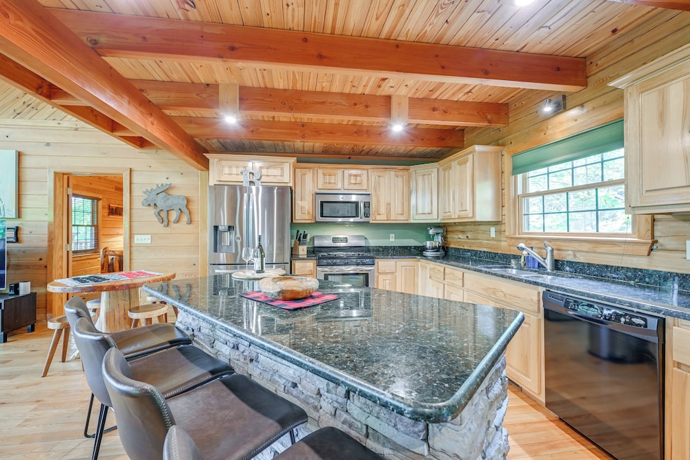 Game Room, Hot Tub & Decks: Scenic Franklin Cabin