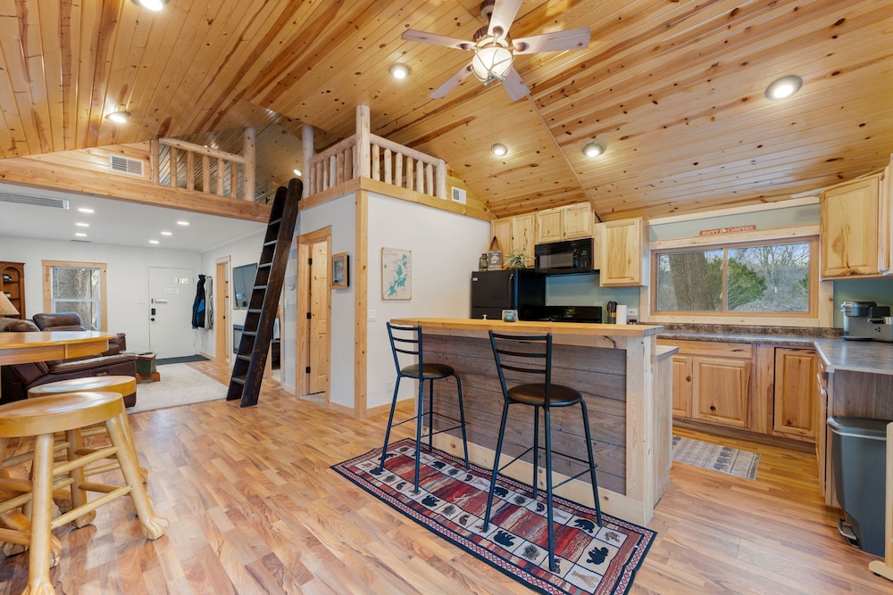 Cozy 3BR Cabin With Hot Tub on Nippersink Creek