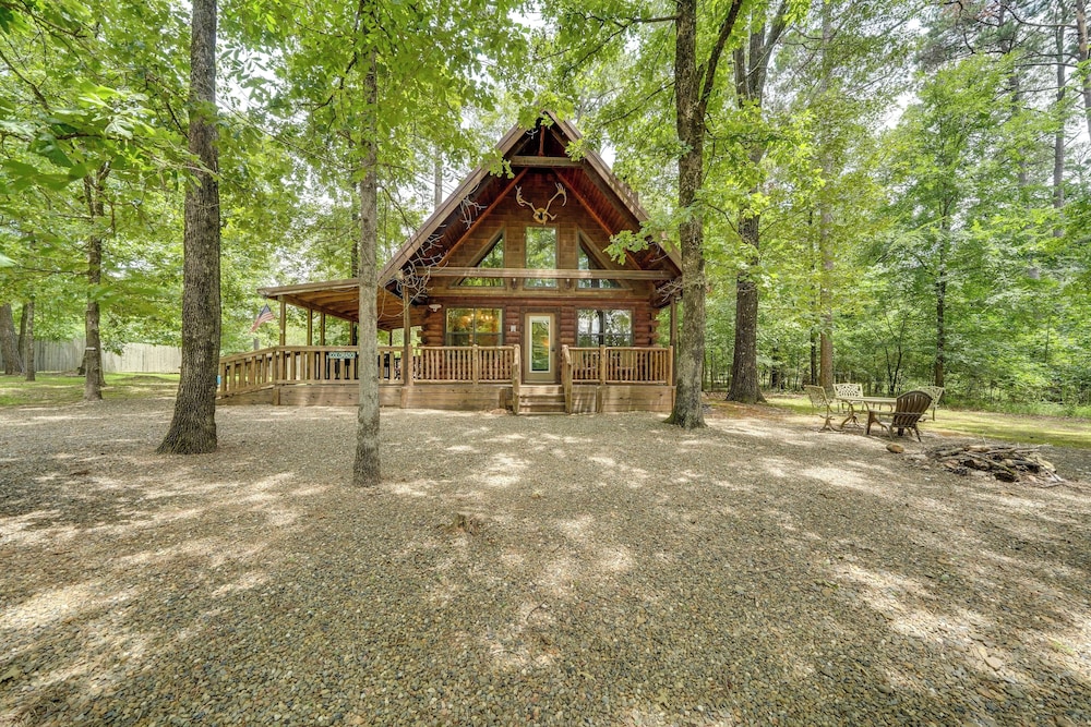 3 Mi to State Park & Lake: Broken Bow Cabin!