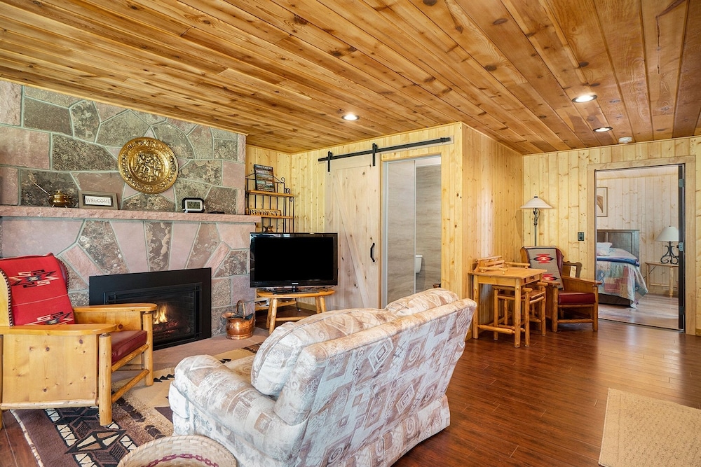 Frontier Mountain Retreat - Monthly Long-term Vacation Rental 30 Days Minimum -- Estes Park 1 Bedroom Apts by RedAwning - Property Image 29