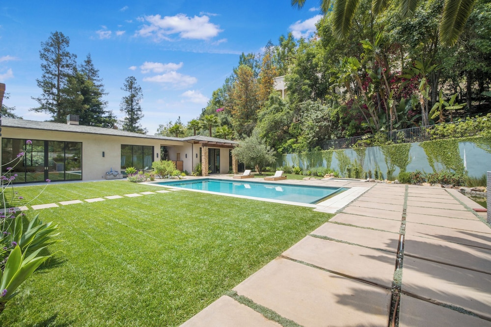 Bowmont - Resort-style Beverly Hills Escape w/ Pool, Garden and Privacy