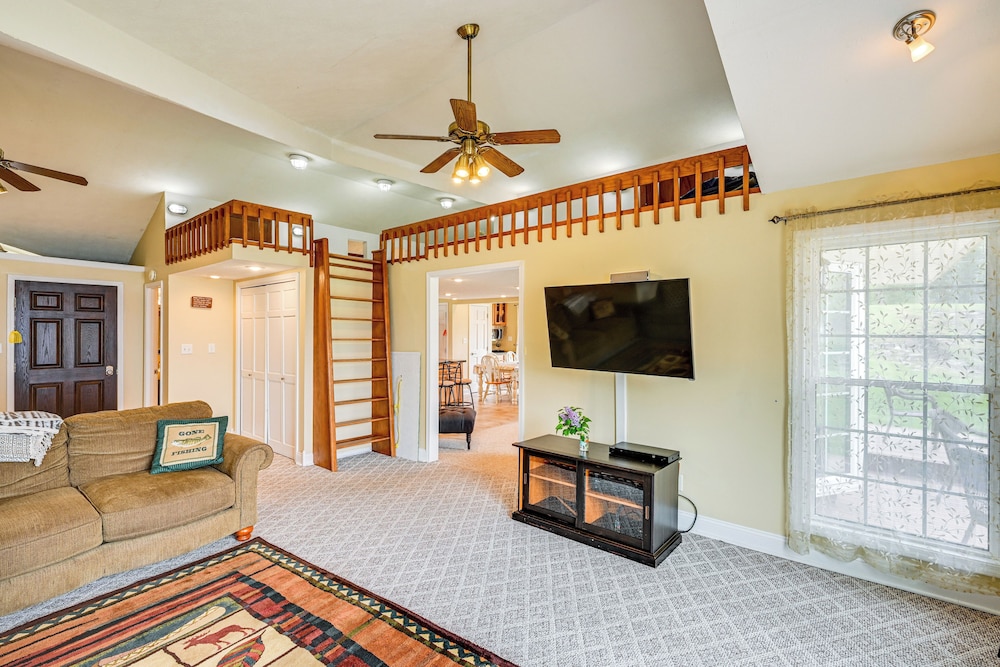 Scenic Views: Spacious Webster Lake House!