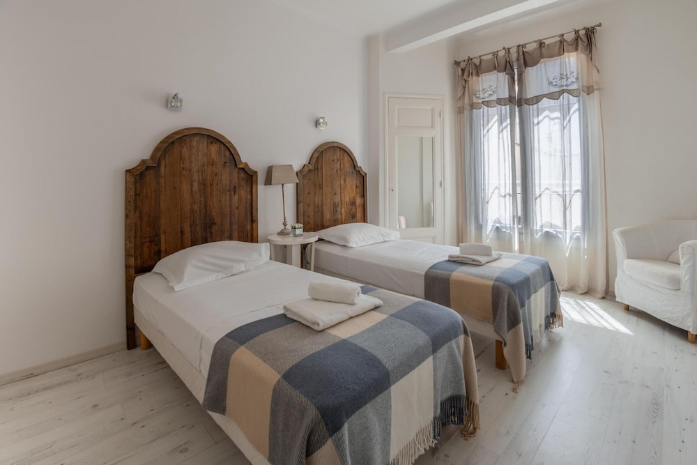 Centrally Located Modern 2 Bed Apartment in Cannes With Aircon and High Ceilings and Modern Design - 696