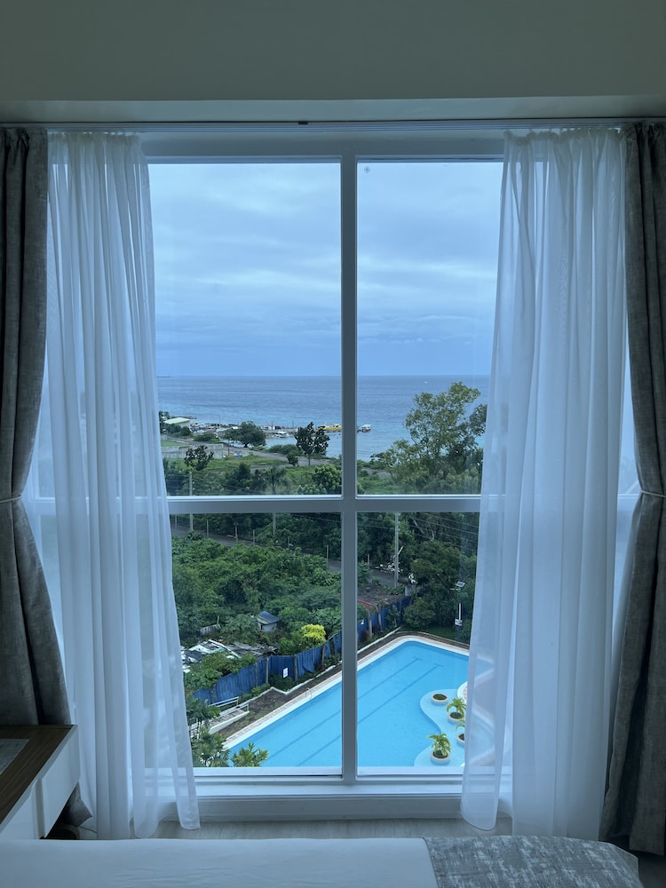 Spacious Oceanview Corner Suite Brand New view 4