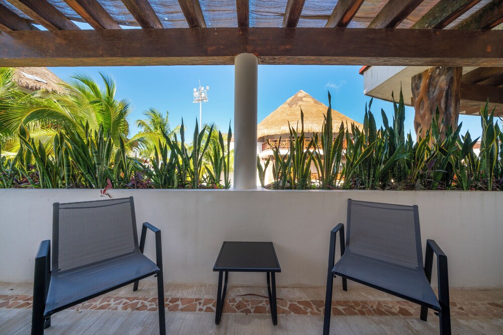 Luxury 1 BR Condo with Pool - Kaan 304
