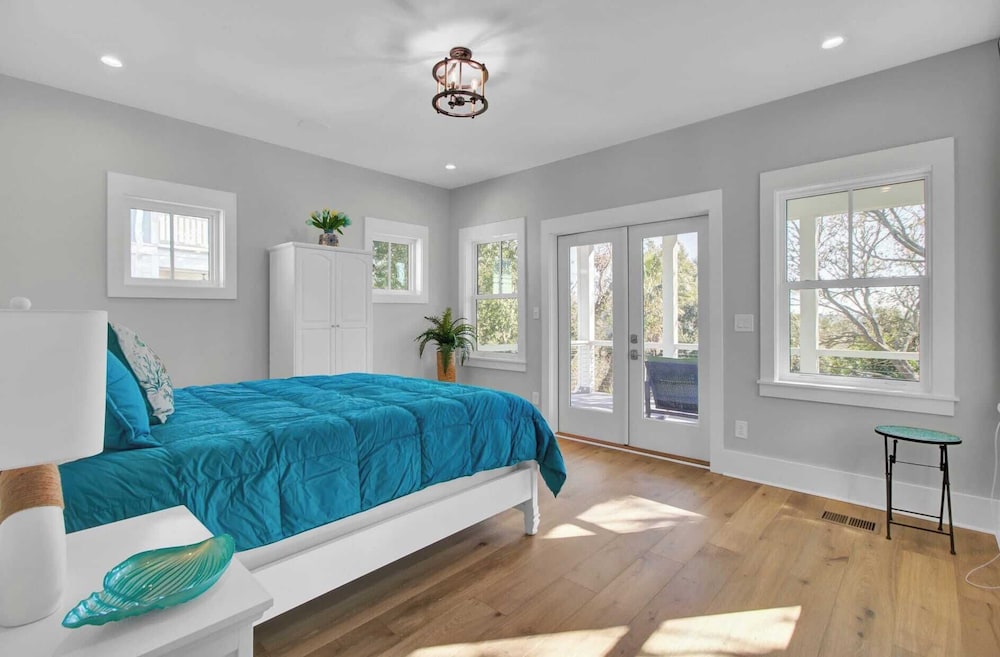 Walk to the Beach + Private Pool, Rooftop Terrace, Balcony 3602 Cameron