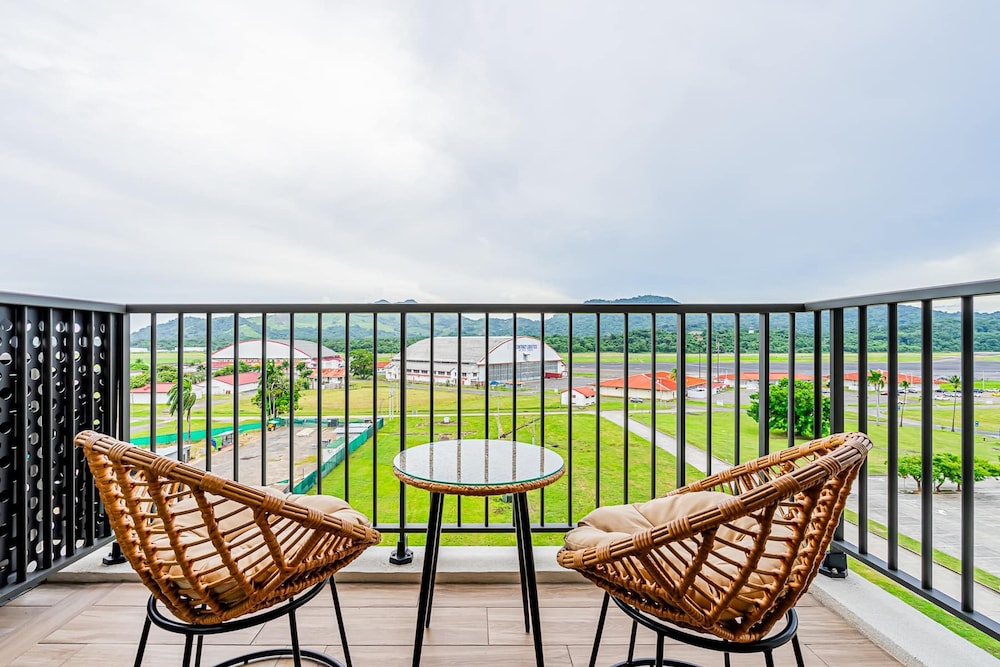 w Trendy 2BR w Balcony in the Heart of Centriqo