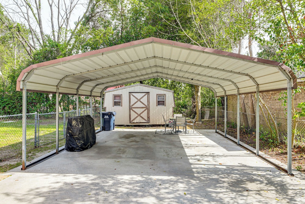 < 5 Mi to Dtwn Walterboro: Grill, Game & More!