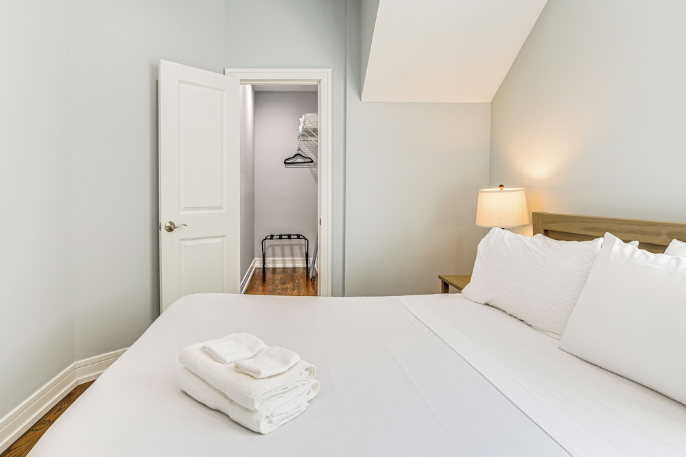 Walk to Blue Line: Sleek Apartment in Bucktown!
