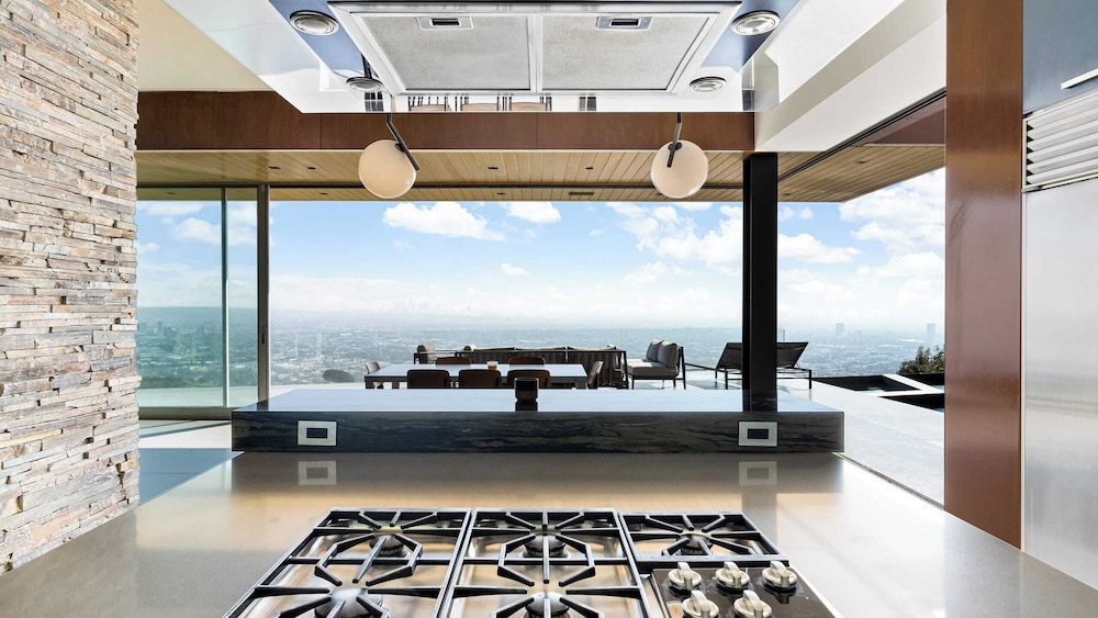 Hollywood Overlook by Avantstay Private Pool + Hot Tub Panoramic Views
