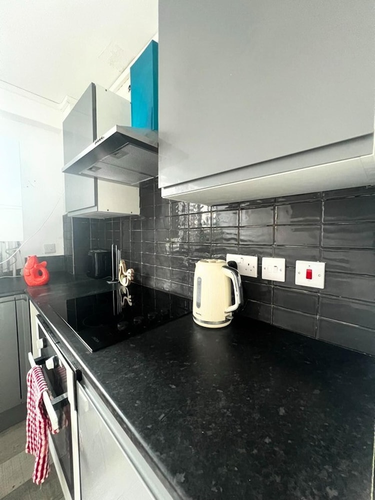 London Luxe Apartment - Spacious & Stylish