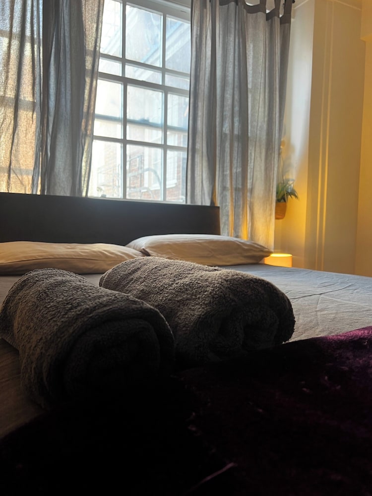 Marble Arch Chic Apartment With Air Conditioner
