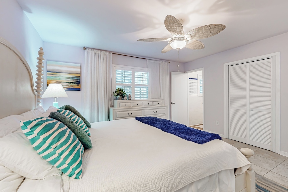 3BR Next to Park w/ Large Yard, AC & W & D