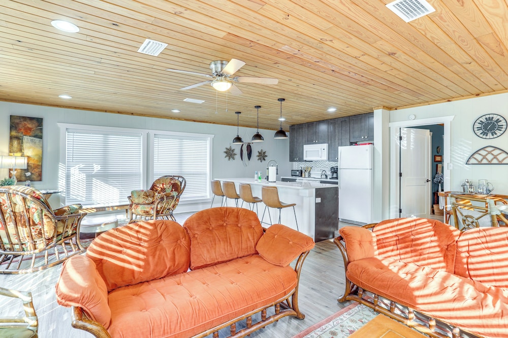 8 Mi to Ozark Folk Center: Home w/ Hot Tub & Deck