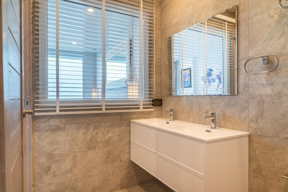 Cozy 2-Bed Apt by the Sea & Beach KBR37