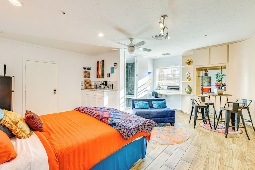 Shop, Golf & Hike: Modern Scottsdale Studio!