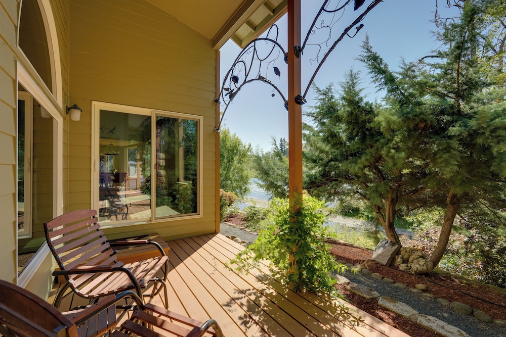 Prime Mckenzie River Gem: Sunroom + Views!