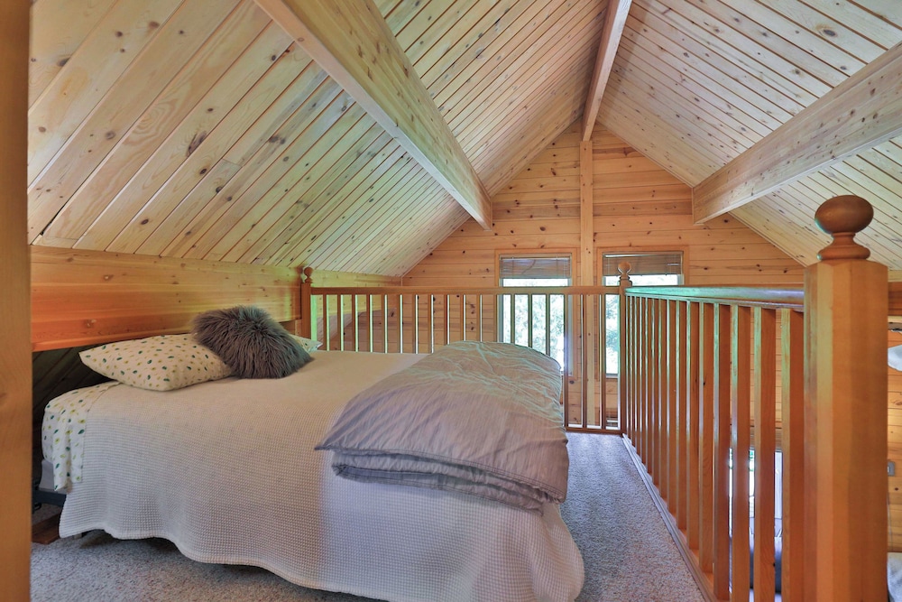 Leavenworth Cabin 3 Mi to Lake Wenatchee: Hot Tub! view 4