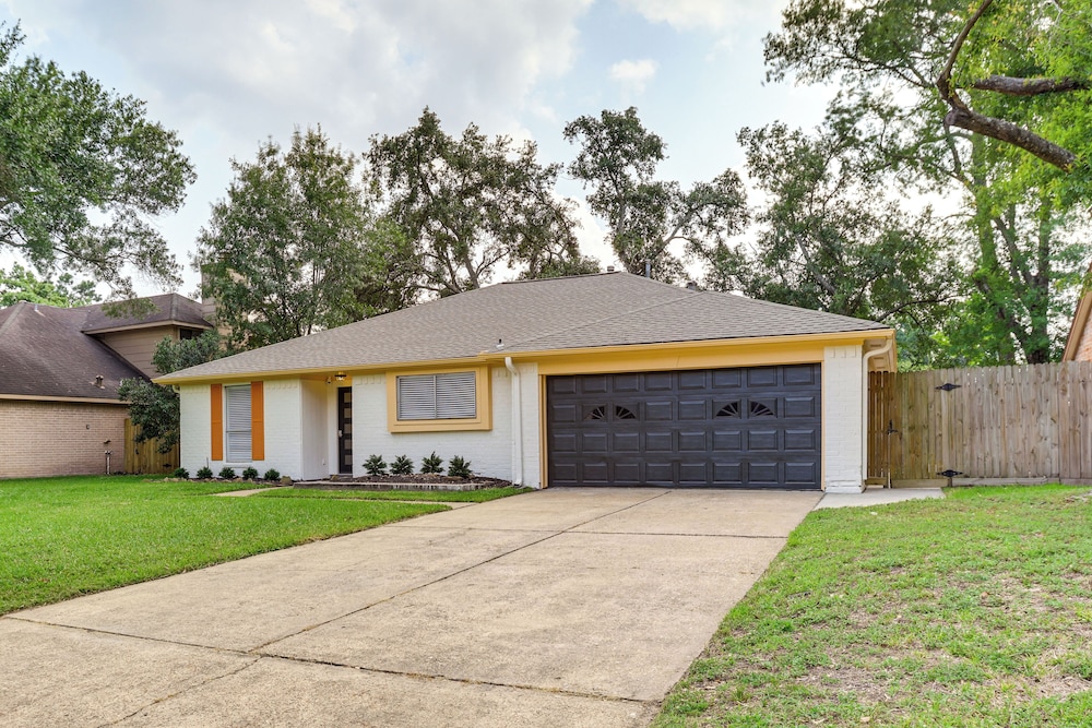5 Mi to Lake Houston: Family Home in Humble