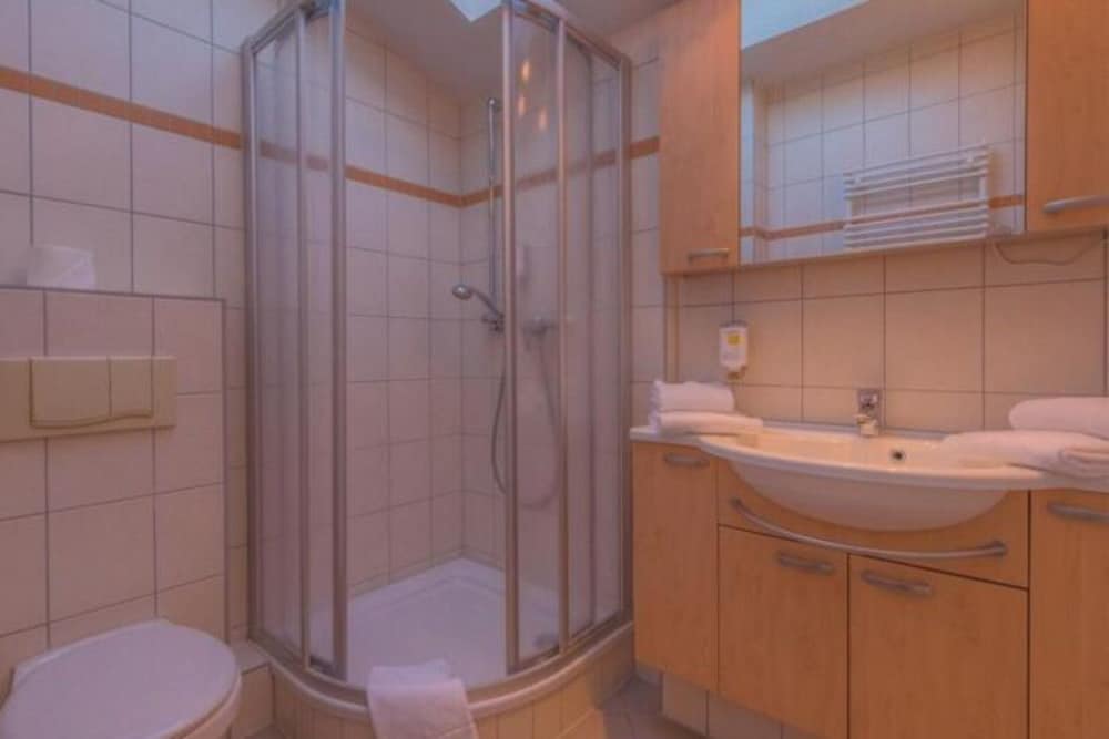 Elegant Eingerichtete Ferienwohnung apartamento Mirow — bathroom