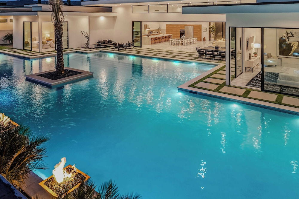 Fine Luxe Retreat w/ Pool & Hot Tub Bravo Villa #15 by Avantstay