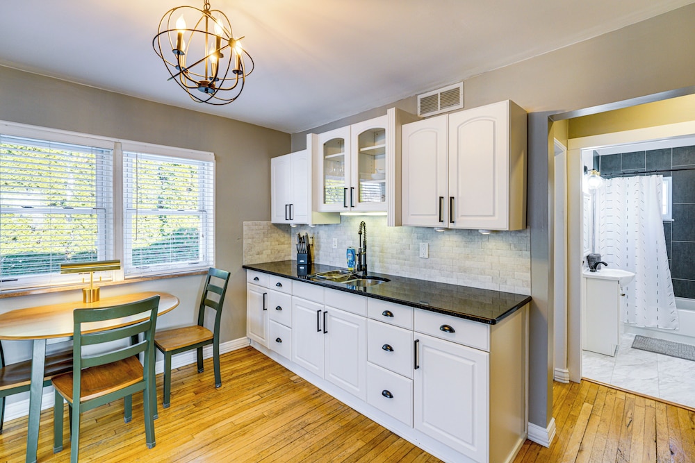 < 1 Mi to Dtwn Clawson! Family Retreat w/ Yard