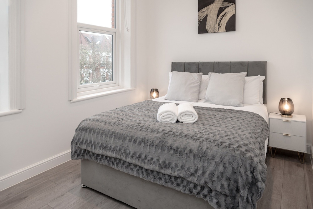 Woodside Park 3 Bedroom Apt with Parking