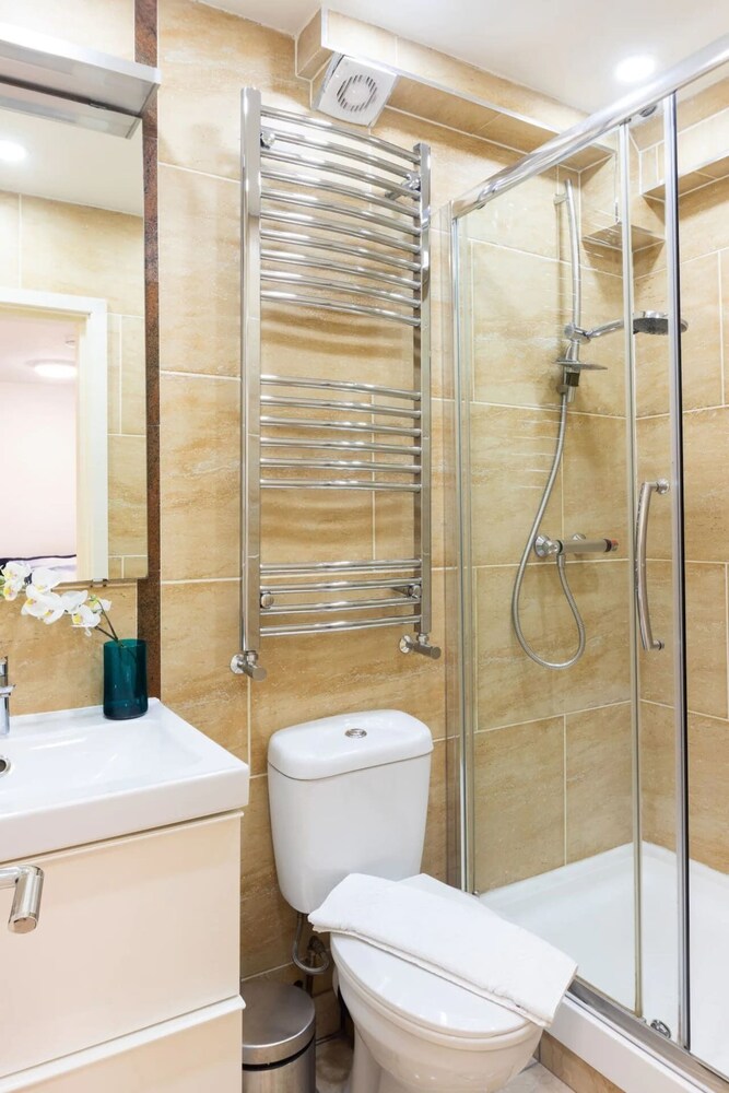 Stylish 2 Bedroom Apartment in the Heart of Shepherds Bush