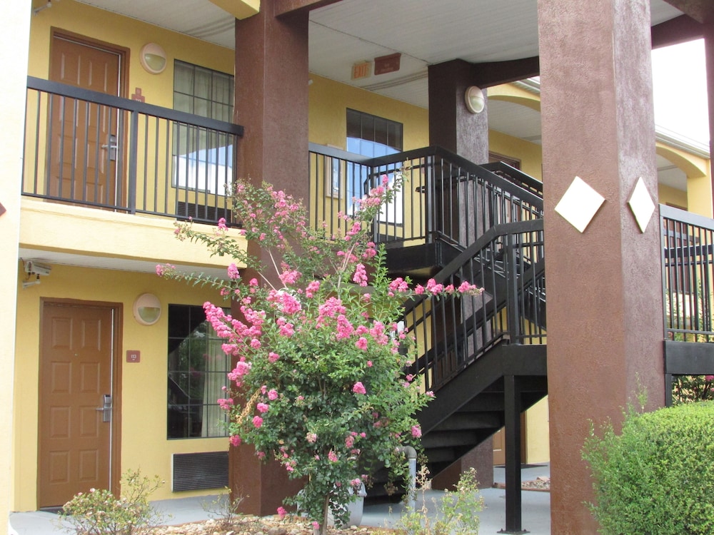 Days Inn Suites by Wyndham Fort Valley - Property Image 17