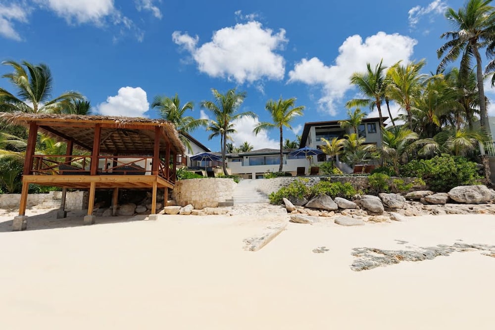 Newly Renovated Notos Cove Villa Property