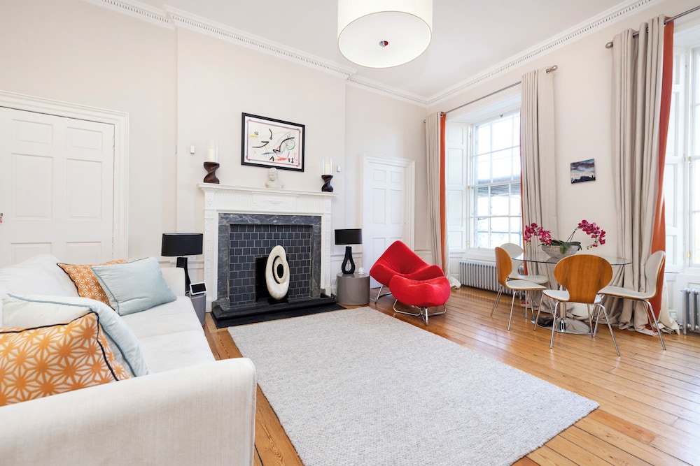 Contemporary Apt in the New Town
