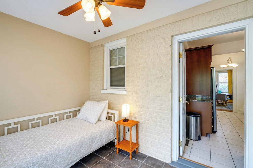 Walk to The Grandin Theatre: Roanoke Unit w/ Yard!
