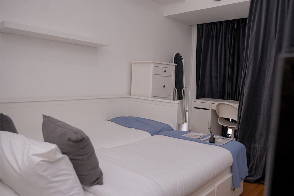 Warm Studio Apartment M-Town Residence