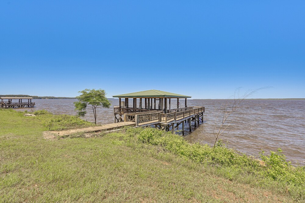 Boat Dock & Hot Tub: Waterfront Home in Milam!