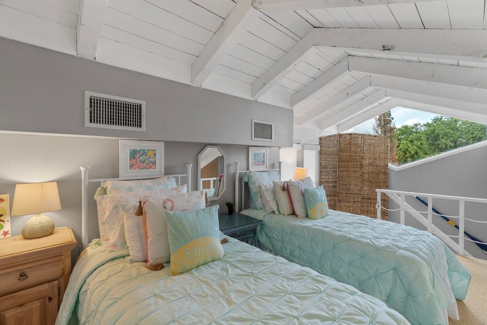 Lakeside Condo Retreat in Horseshoe Bay