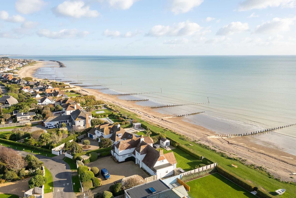 Luxury Beachfront Retreat for 14 With Hot Tub